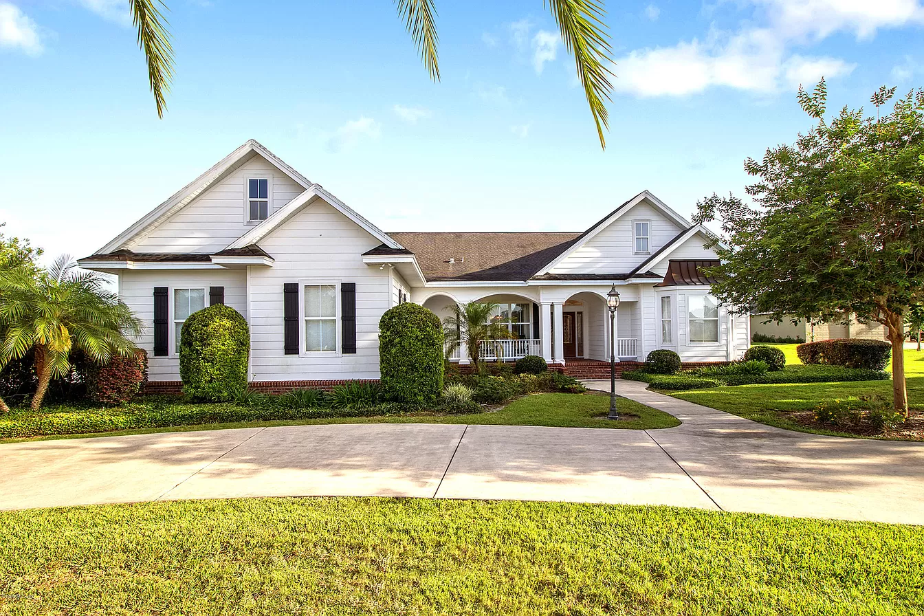 White painted house. There are clear exterior painting signs. Home Needs Repaint